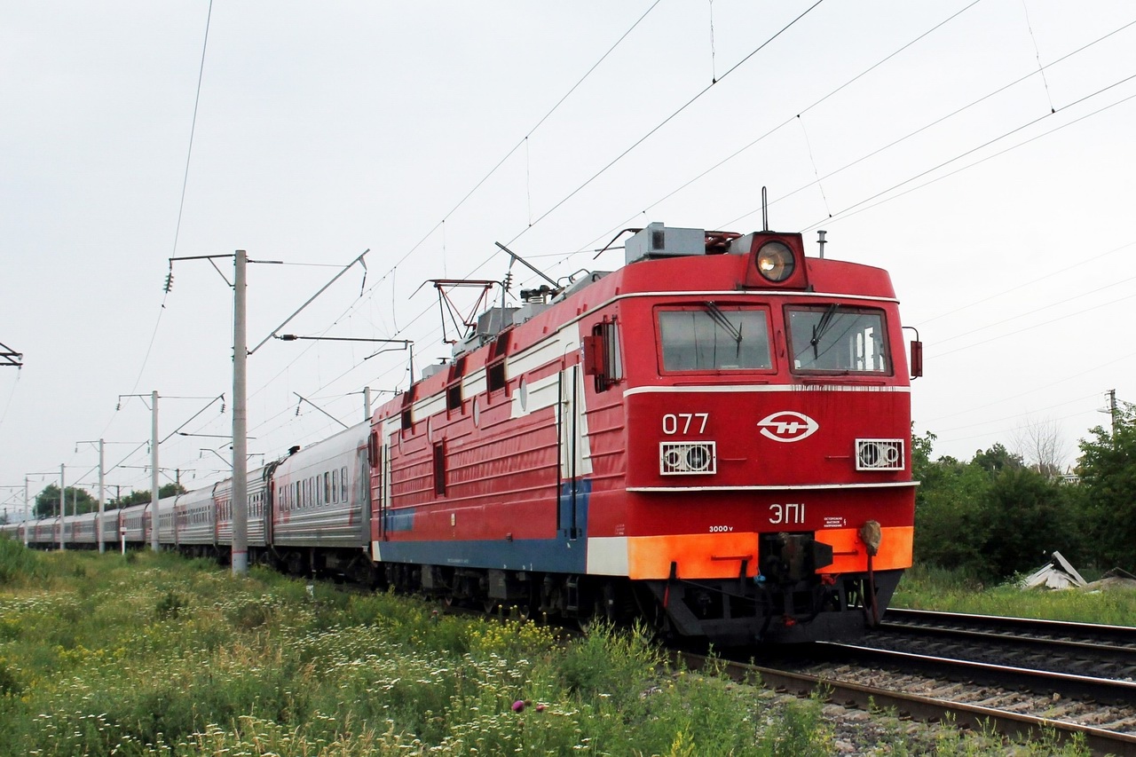 Волгоград поезд едет. Эп1 Волгоград. Эп1-077. Электровоз эп1 077. Электричка Волжский Волгоград.